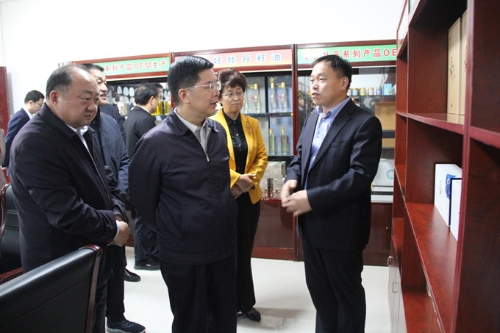 10月22日，菏澤市委副書記 市長陳平、副市長侯婕來到麟源牡丹康普生物參觀，康普生物總經(jīng)理王連崗全程陪同